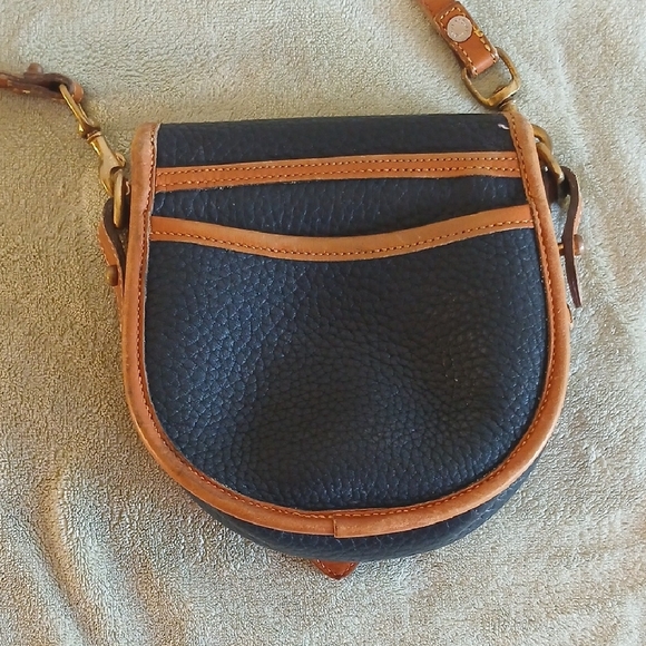 Dooney & Bourke "Big Duck" AWL Crossbody Bag (Vintage) - Picture 2 of 14